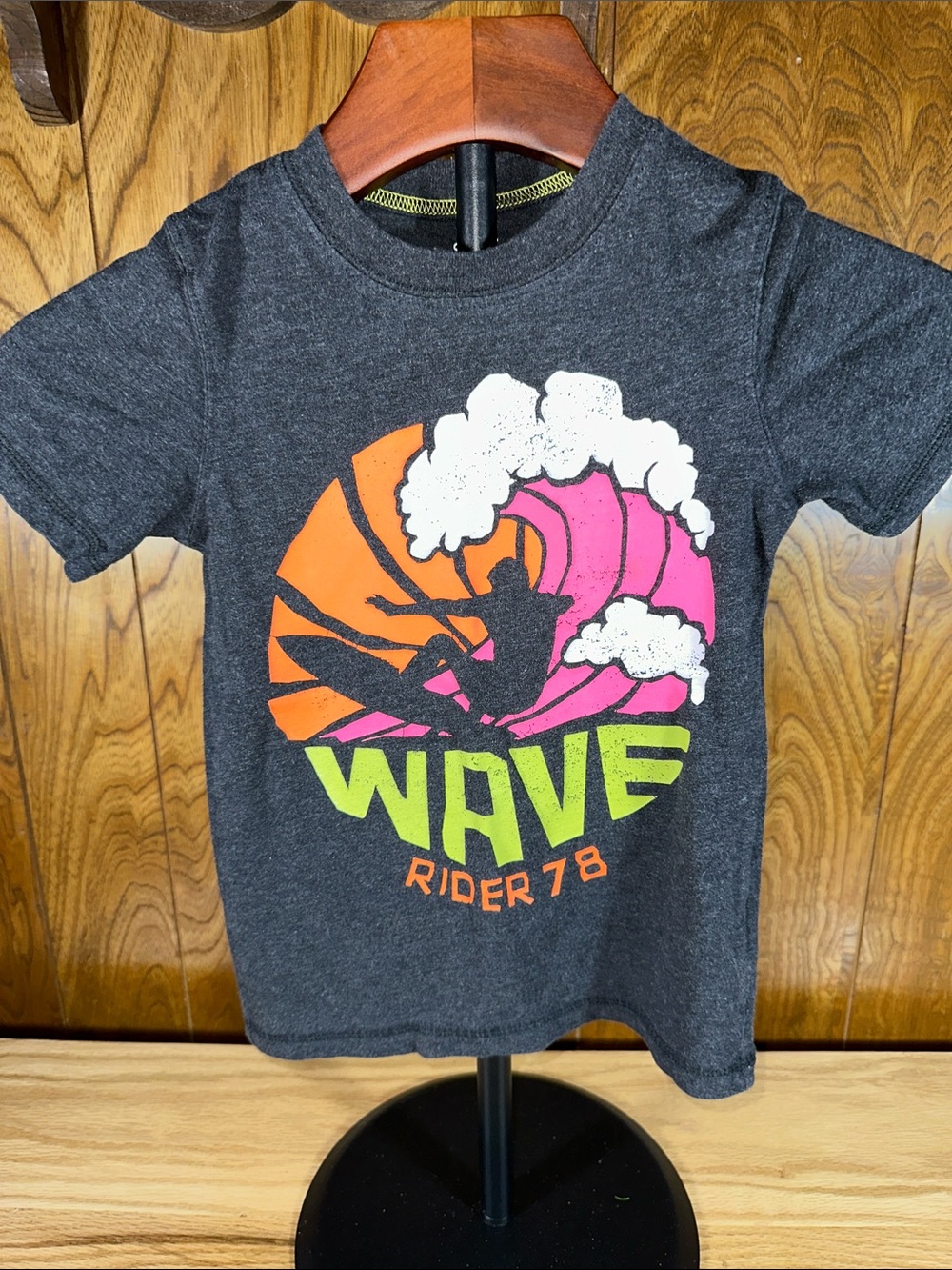 🎉Kids' Charcoal Wave Graphic Tee - Black with Bright Accents. D324